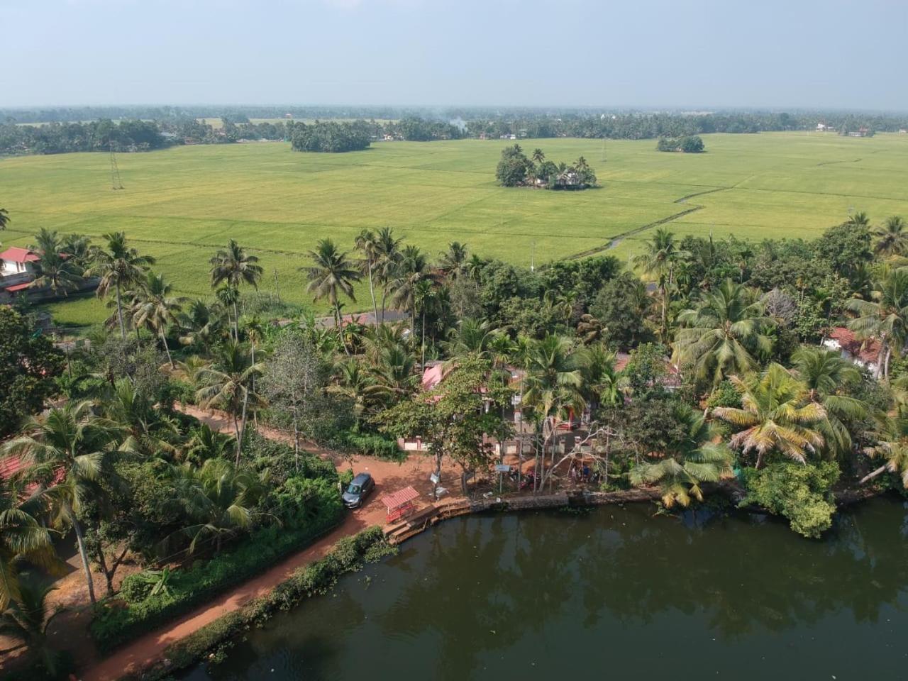 Punerjeni Homes Alappuzha Exterior foto